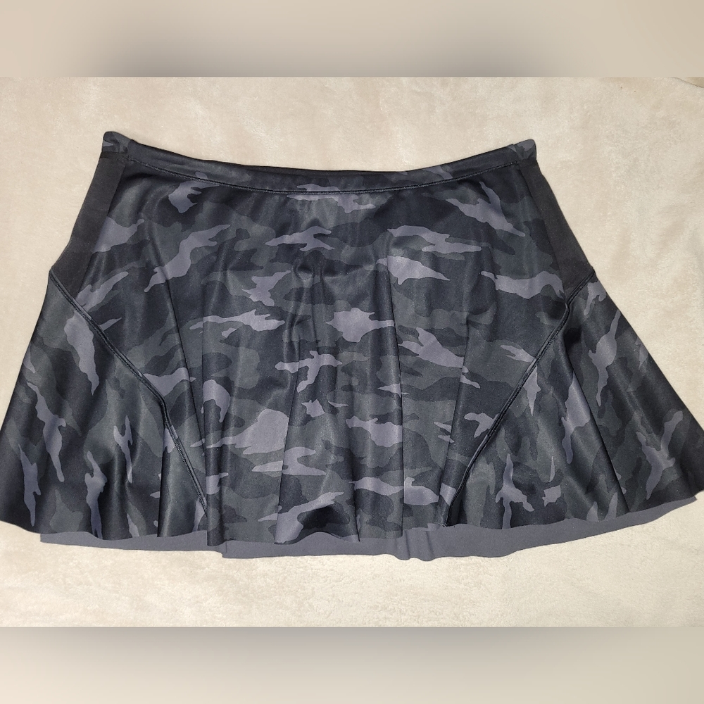 NWOT Women's Athleta black camo skort
